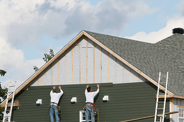 Professional Siding Installation technician working in Metuchen, NJ